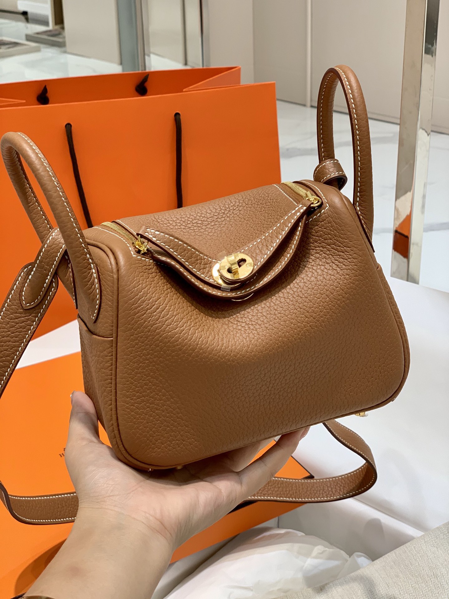 Hermes Lindy Borse Crossbody & Borse a Tracolla Marrone Colore caffè Hardware oro Mini