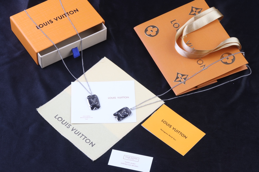 NO:103524,Louis Vuitton Silver Donkey Square Men's Necklace Original Model Open!  Monogram carved patterns and shiny metal finishes show a distinct design personality and tough style temperament. A must-have gift for your boyfriend, Lv necklace, louis vuitton, louis vuitton, louis vuitton, louis vuitton, louis vuitton, necklace19860909Louis Vuitton 银色 驴牌方牌男士项链 原版开模！Monogram雕刻花纹与闪亮的金属饰面,展现出鲜明的设计个性与硬朗的造型气质.送给男朋友必备好礼、,Lv项链,louis vuitton,louis vuitton,louis vuitton,necklace,Jewelry