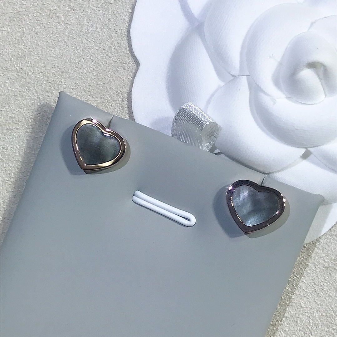 NO:669607,Hay Hearts series small peach heart earrings. See large picture for details. Natural gray shell. Ready stock, earrings, Cartier high-end jewelry.19860909Hay Hearts系列 小桃心耳环 细节看大图 天然灰贝 现货,,earrings,卡迪亚高端饰品,Jewelry