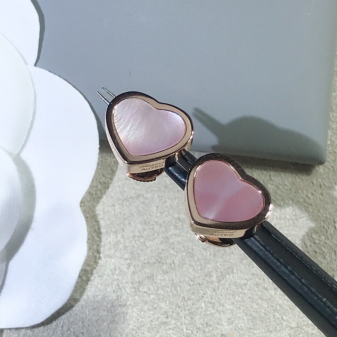 NO:634305,Hay Hearts series small peach heart earrings white mother-of-pearl, gray mother-of-pearl, pink mother-of-pearl. See large picture for details. Natural pink mother-of-pearl. Ready stock 88270, earrings, Cartier high-end jewelry19860909Hay Hearts系列 小桃心耳环白母贝,灰母贝,粉母贝 细节看大图 天然粉贝 现货88270,,earrings,卡迪亚高端饰品,Jewelry