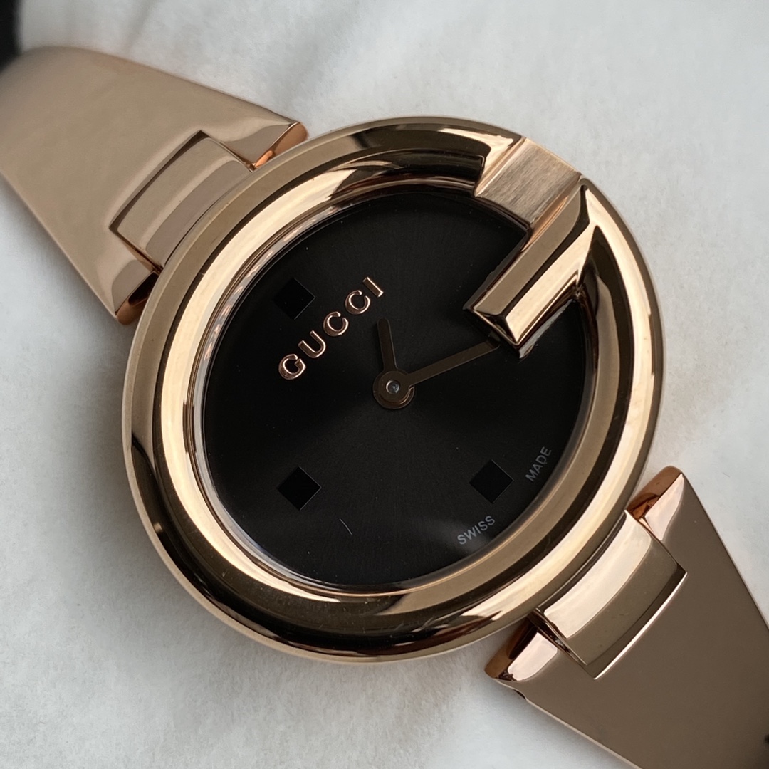 NO:388483,Batch: Gucci bracelet women's watch, ssima series, simple quartz watch, original Swiss movement, black sunset dial, scale inlaid!  A small quantity arrives, the price is beautiful! The case size is 27mm!, gucci, bracelet19860909批: 古驰手镯女表,ssima系列,简约石英表,原装瑞士机芯,黑色日辉纹表盘,镶刻度！少量到货,价格美丽!表壳尺寸27mm!,,gucci,bracelet,Watch