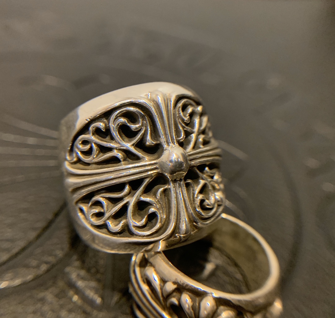 Chrome Hearts 大守護戒指 - 手作りの魅力が詰まった不均一デザイン