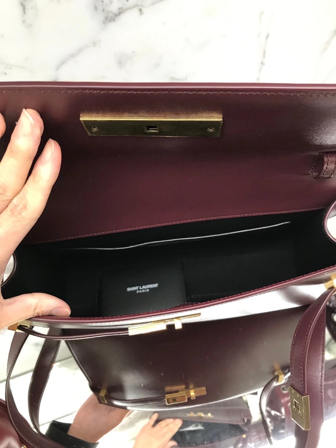 Ysl 𝑴𝒂𝒏𝒉𝒂𝒕𝒕𝒂𝒏 29CM曼哈顿法棍包 579271酒红色牙签纹金扣