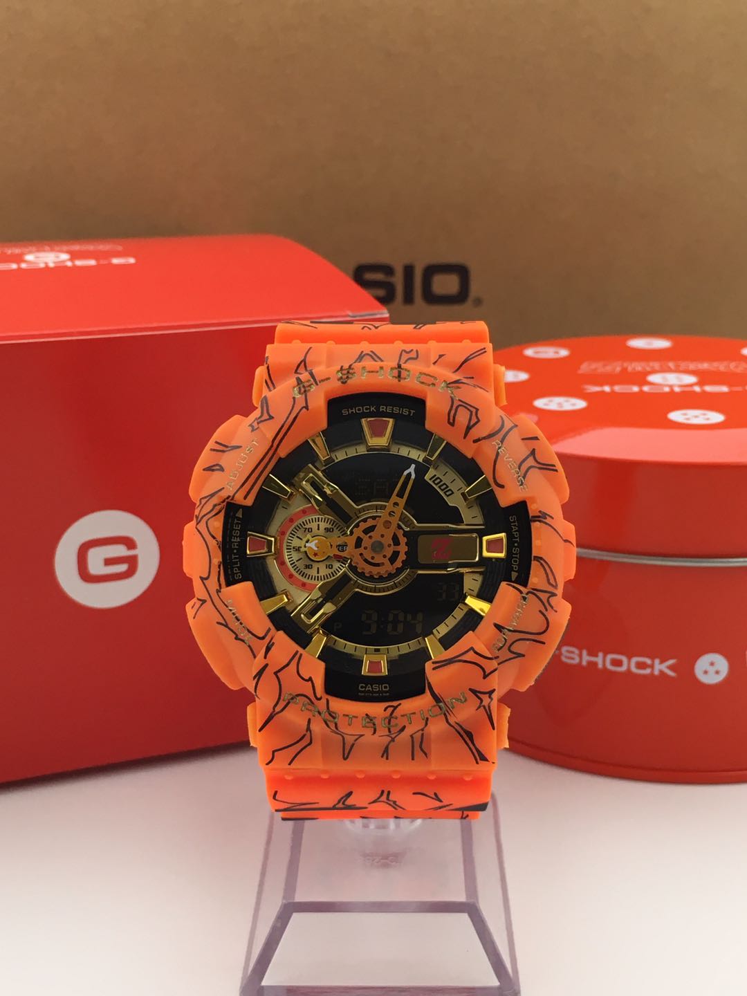 💰60 绝版🔥卡西欧龙珠z 联名款❤联名款以大尺寸外观的“ GA-110”为基础，并在整体设计中表达了“七龙珠Z”的世界观。 表身整体纹路以漫画插图形式呈现，大胆地采用了整体橙色的设计。 表盘的配色和表圈上的logo使用了具有强烈视觉感的金色。9点钟位置的小表盘指针呈四星龙珠图案，是七个龙珠之中和孙悟空联系最紧密的一个，在3点钟的位置有一个代表“龙珠Z”的Z字logo图案。特殊包装和手表背刻上还印有“ Dragon Ball Z”的logo，体现联名款的独特性。主要功能：防震防磁200米防水自动LED照明世界时间（48个城市）秒表（1/1000秒）倒计时每日闹铃、整点响报间歇响报全自动日历12/24小时时制规格：尺寸（mm）：55.0*51.2*16.9重量（g）：72