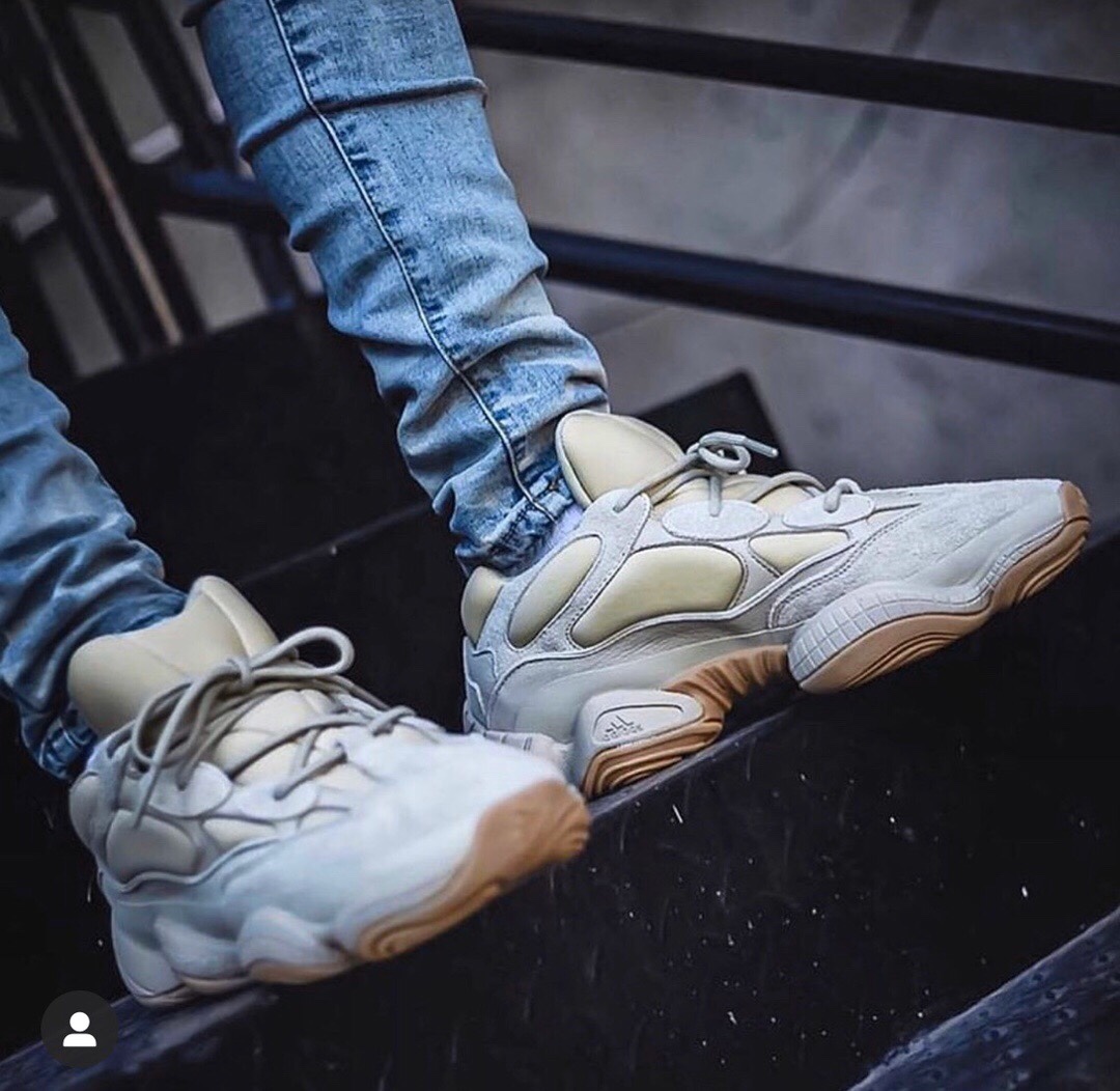 Yeezy 500 “Stone” piedra, material seleccionado para mostrar en los pies, demostración de uso #