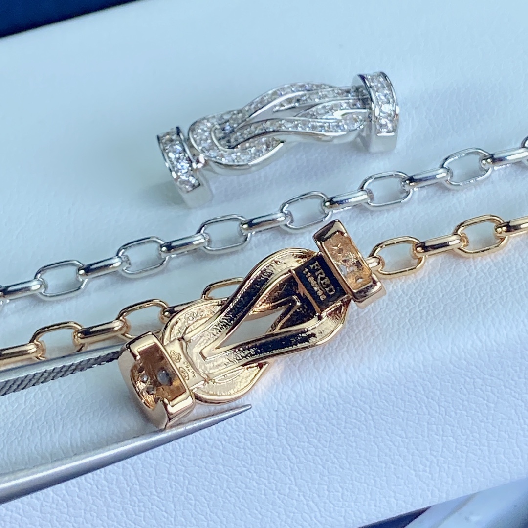 Fred8度手链 T字手链很早就种草fred家8度手链 虽然专柜不大，但是麻雀虽小 五脏俱全，试了一下8