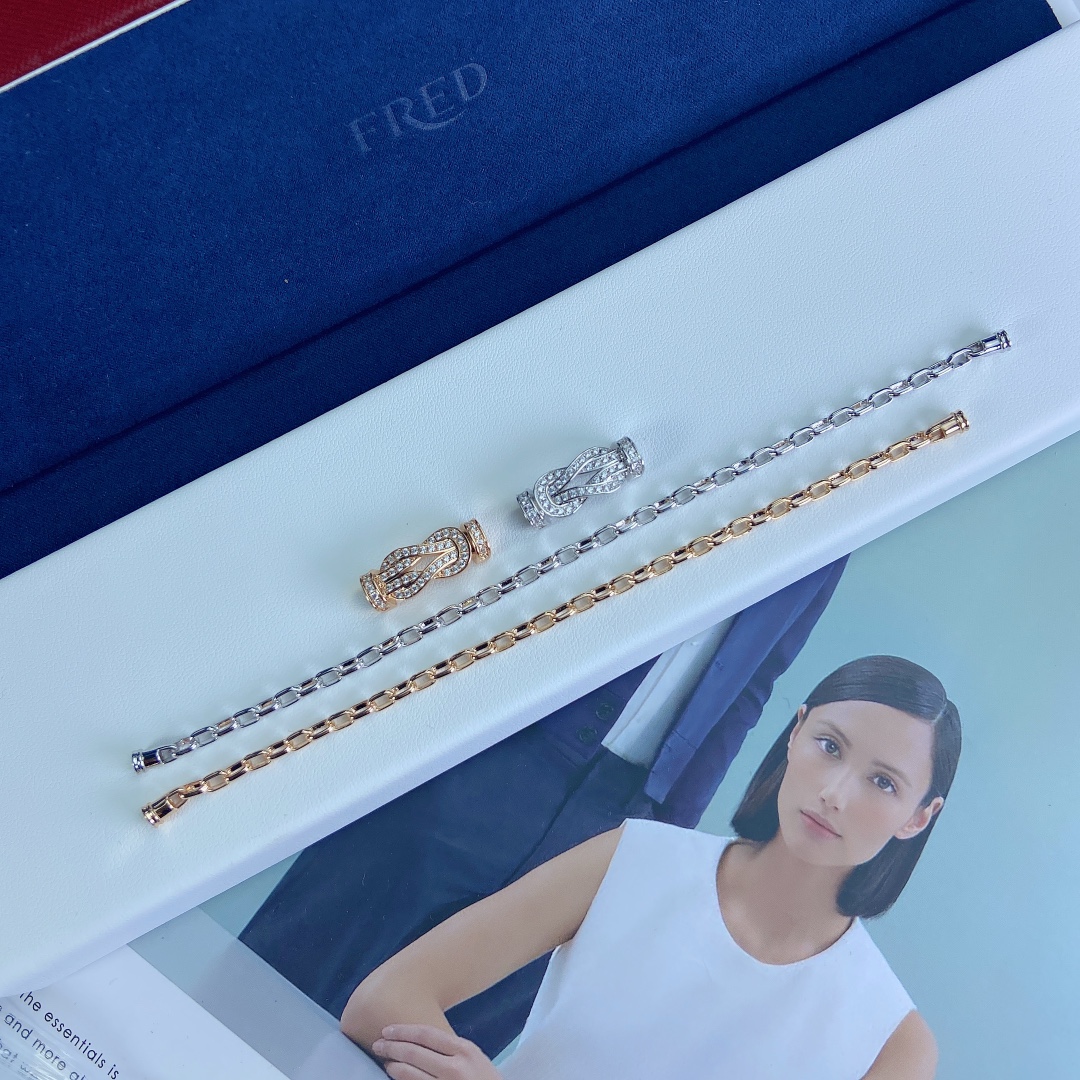 Fred8度手链 T字手链很早就种草fred家8度手链 虽然专柜不大，但是麻雀虽小 五脏俱全，试了一下8