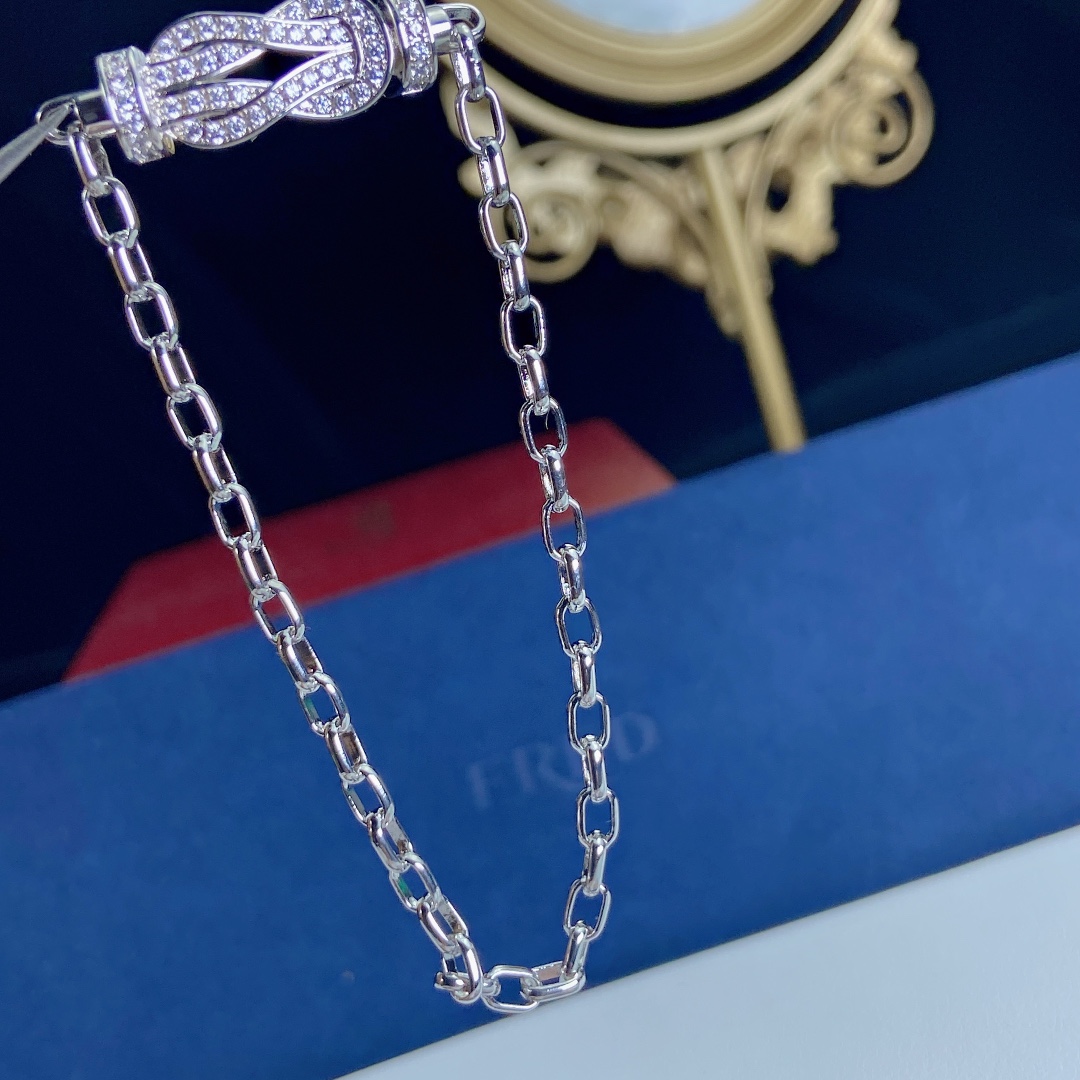 Fred8度手链 T字手链很早就种草fred家8度手链 虽然专柜不大，但是麻雀虽小 五脏俱全，试了一下8