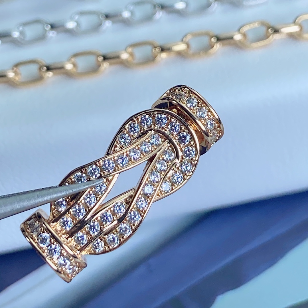 Fred8度手链 T字手链很早就种草fred家8度手链 虽然专柜不大，但是麻雀虽小 五脏俱全，试了一下8