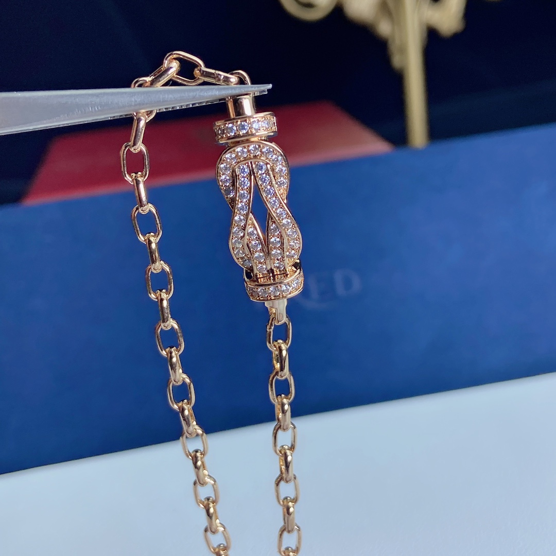 Fred8度手链 T字手链很早就种草fred家8度手链 虽然专柜不大，但是麻雀虽小 五脏俱全，试了一下8