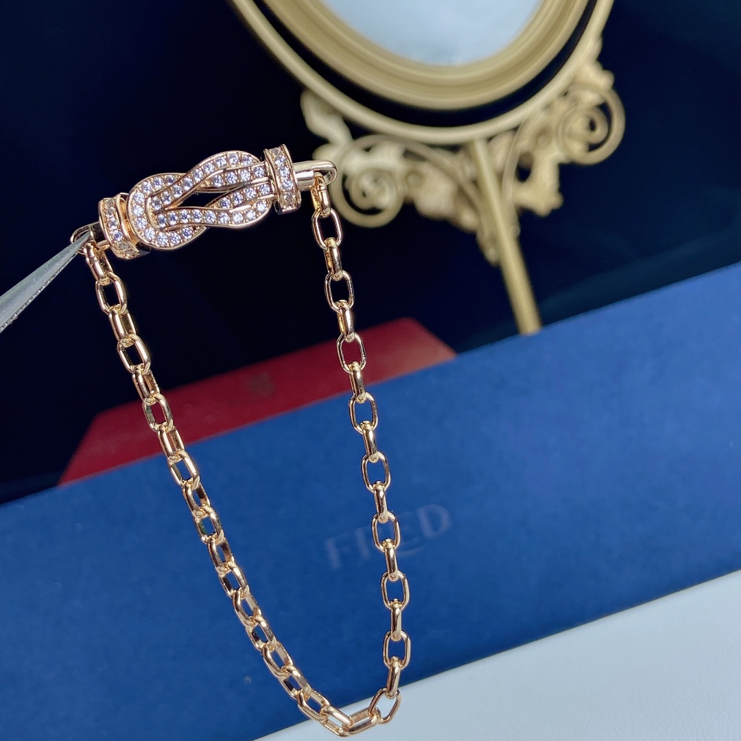 Fred8度手链 T字手链很早就种草fred家8度手链 虽然专柜不大，但是麻雀虽小 五脏俱全，试了一下8