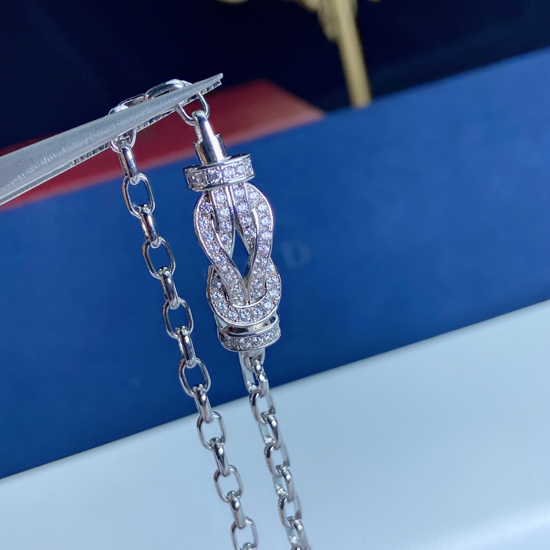 Fred8度手链 T字手链很早就种草fred家8度手链 虽然专柜不大，但是麻雀虽小 五脏俱全，试了一下8