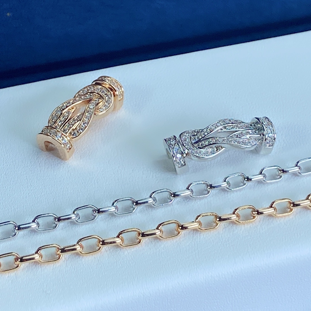 Fred8度手链 T字手链很早就种草fred家8度手链 虽然专柜不大，但是麻雀虽小 五脏俱全，试了一下8