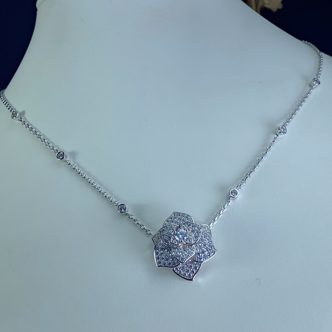 
玫瑰花满钻项链，镶嵌1000余粒碎钻，层叠设计，工艺复杂
论玫瑰花，我只要这一朵色色R色色R
玫瑰花项