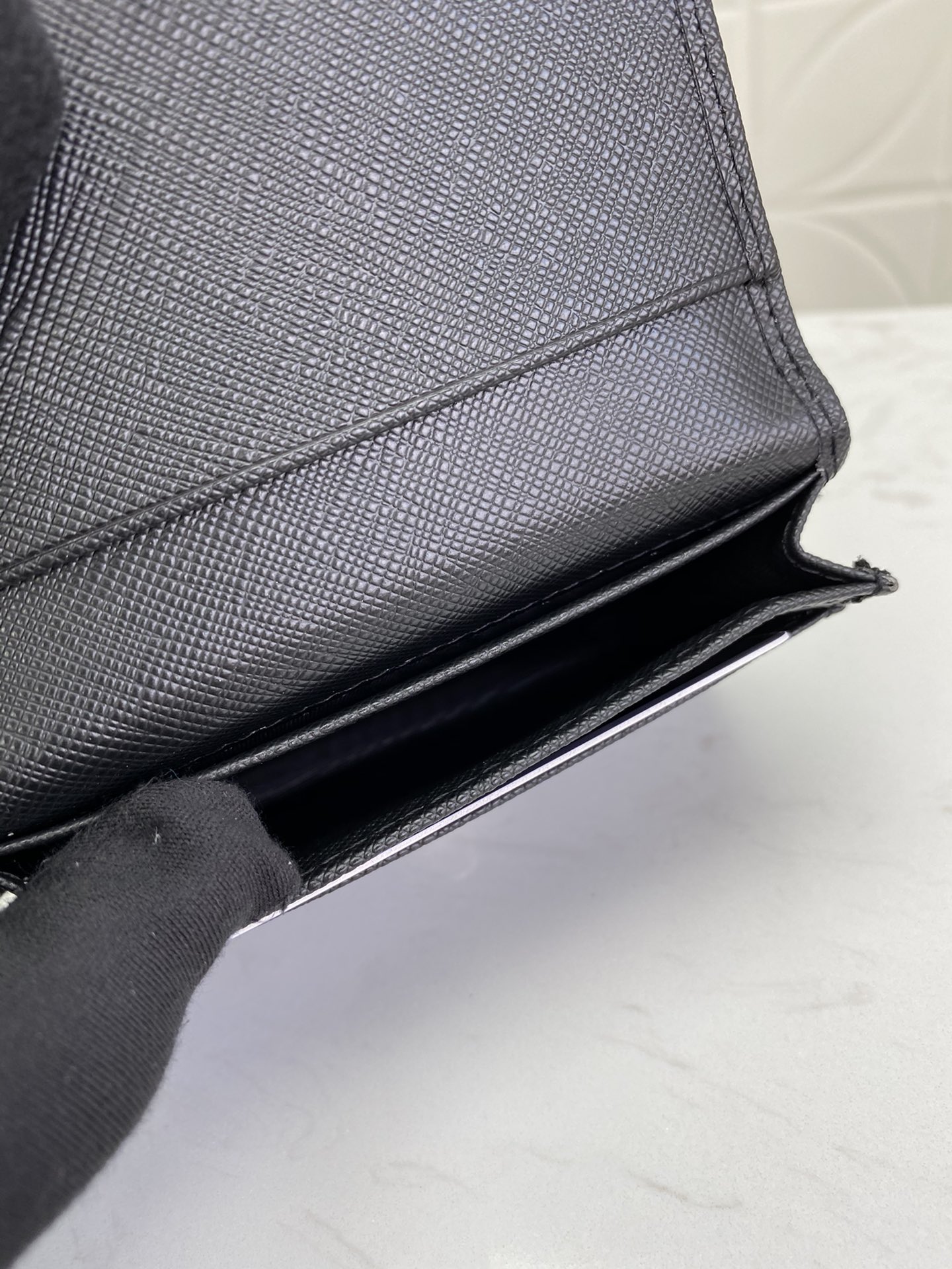 PRADA 男性用カードケース - イタリア製の高級牛皮使用