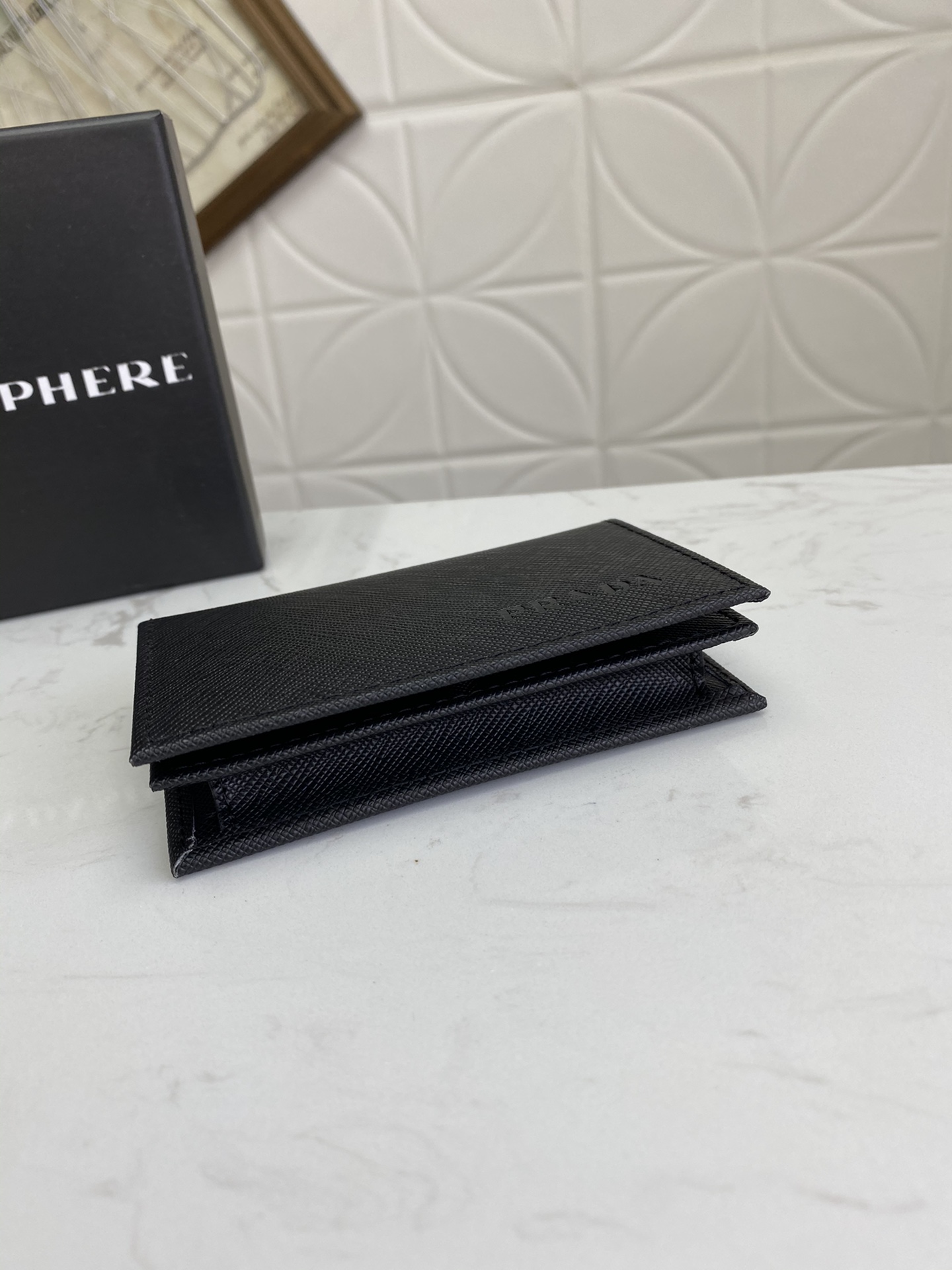PRADA 男性用カードケース 高級感あふれるデザイン