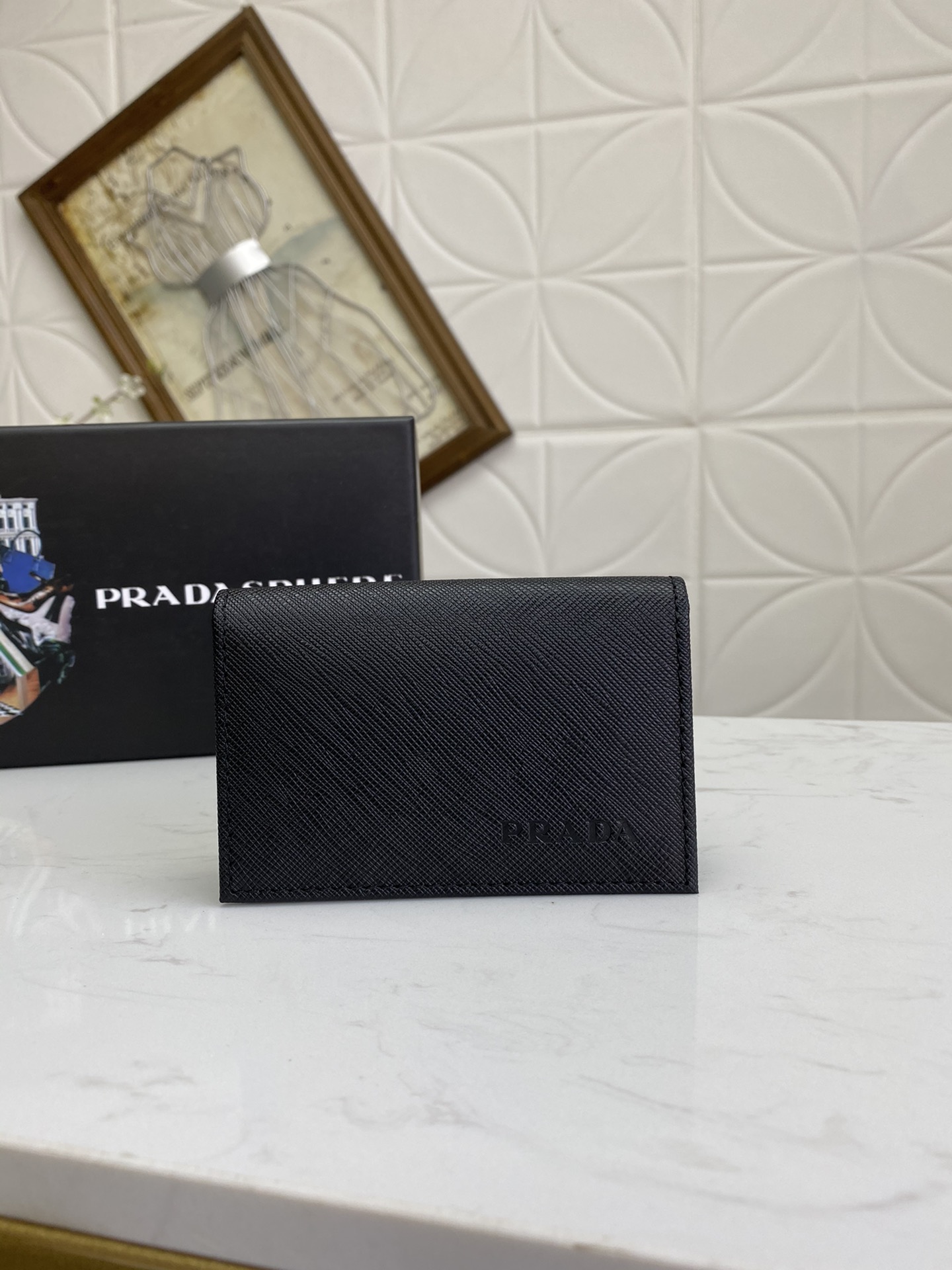 PRADA 男性用カードケース 高級感あふれるデザイン