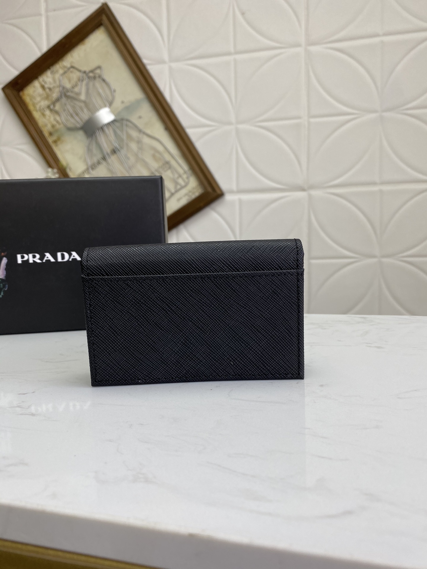 PRADA 男性用カードケース 高級感あふれるデザイン