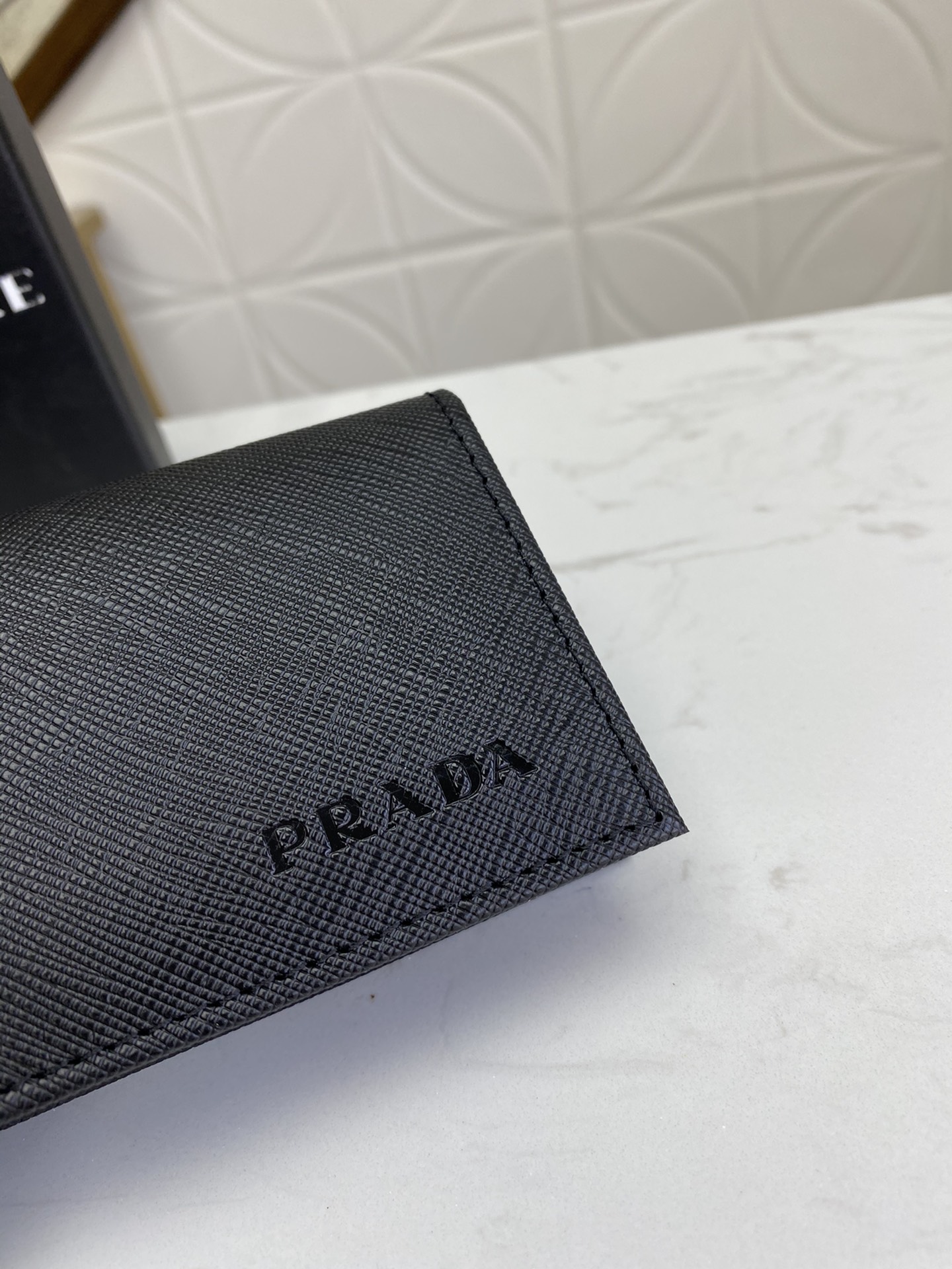 PRADA 男性用カードケース 高級感あふれるデザイン