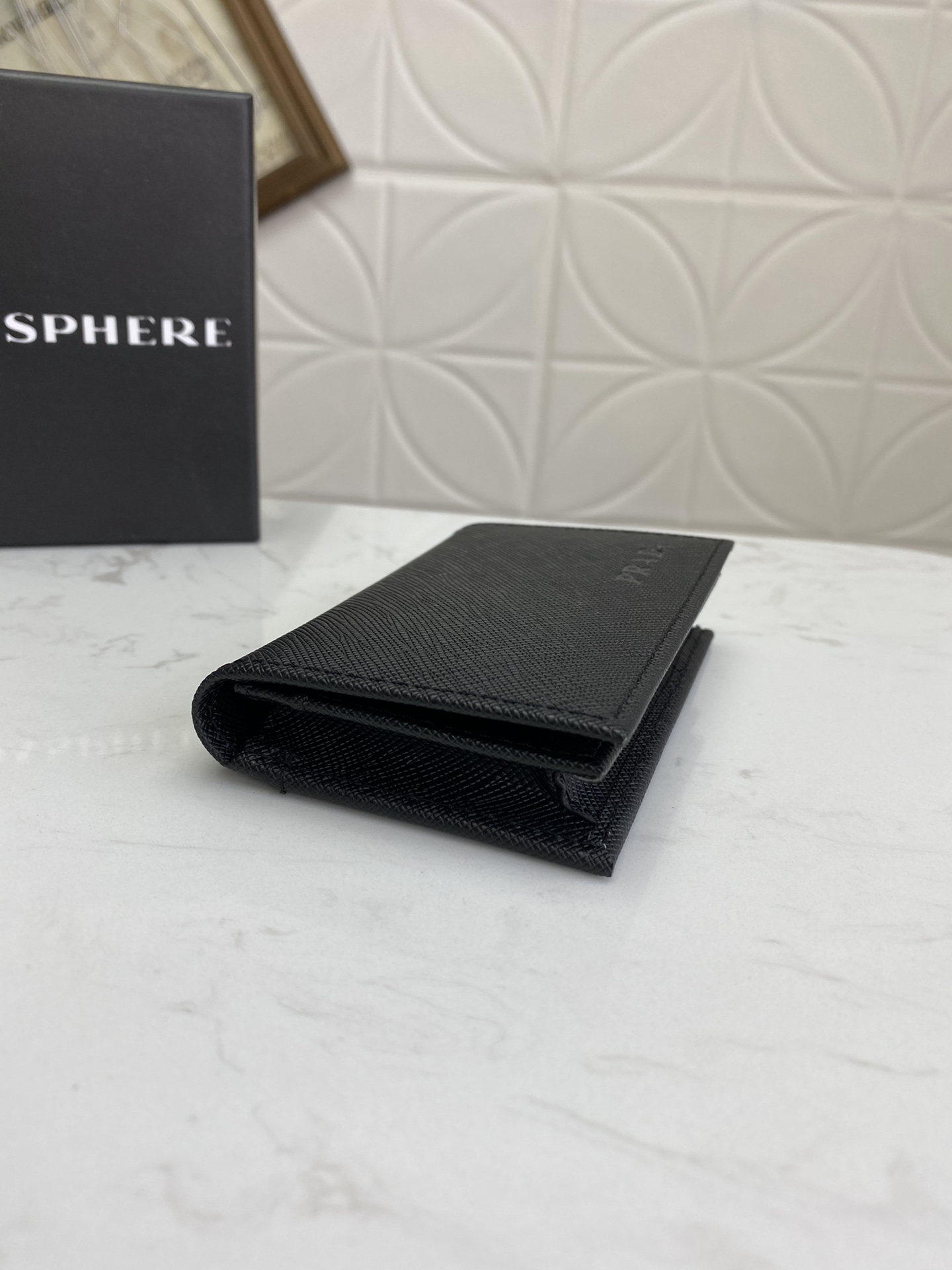 PRADA 男性用カードケース 高級感あふれるデザイン