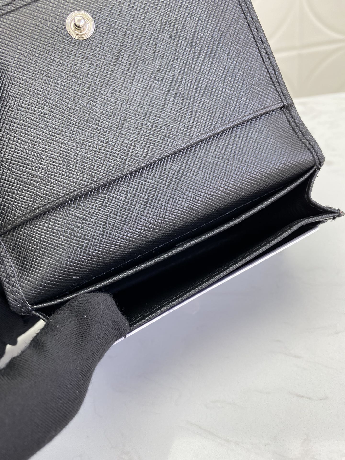 PRADA 男性用カードケース 高級感あふれるデザイン