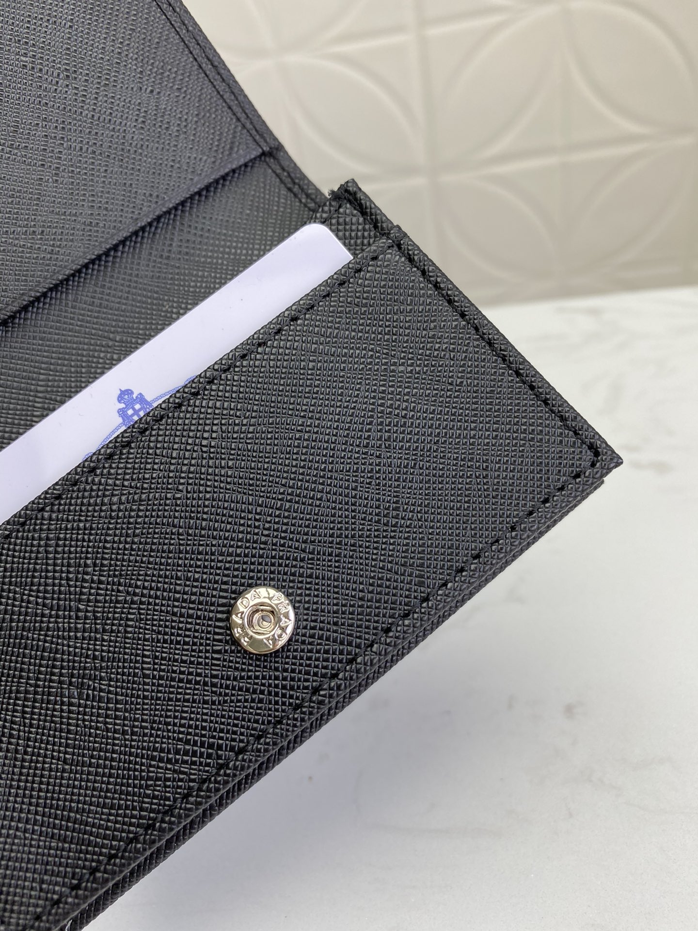 PRADA 男性用カードケース 高級感あふれるデザイン