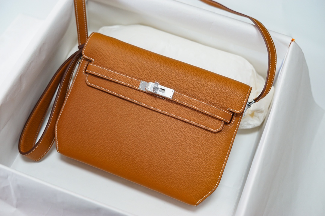 NO:699103,Half-hand ready stock Kelly Deeches 25cm handbag/shoulder bag Togo leather, golden brown, beeswax stitching, unisex style. (with additional shoulder strap) can be carried by hand or shoulder, one bag is multi-purpose. Both the hand strap and shoulder strap are detachable., Hermes, hermes, satchels, Hermes,19860909半手现货 Kelly Deeches 25cm 手包/挎包Togo皮 金棕色 蜜蜡线缝制 男女通用款 .(有另外配肩带)可手拿可肩背,一包多用.手拿带、肩带都可拆卸.,爱马仕,hermes,satchels,Hermes,,Bag