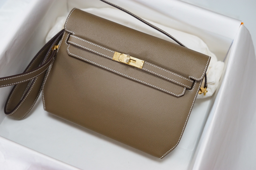 NO:699101,Half-hand ready stock Kelly Deeches 25cm handbag/shoulder bag esom leather elephant gray beeswax stitched unisex style. (with additional shoulder strap) can be carried by hand or shoulder, one bag is multi-purpose. Both the hand strap and shoulder strap are detachable. Hermes, hermes, satchels, Hermes,19860909半手现货 Kelly Deeches 25cm 手包/挎包 esom皮 大象灰 蜜蜡线缝制 男女通用款 .(有另外配肩带)可手拿可肩背,一包多用.手拿带、肩带都可拆卸.,爱马仕,hermes,satchels,Hermes,,Bag