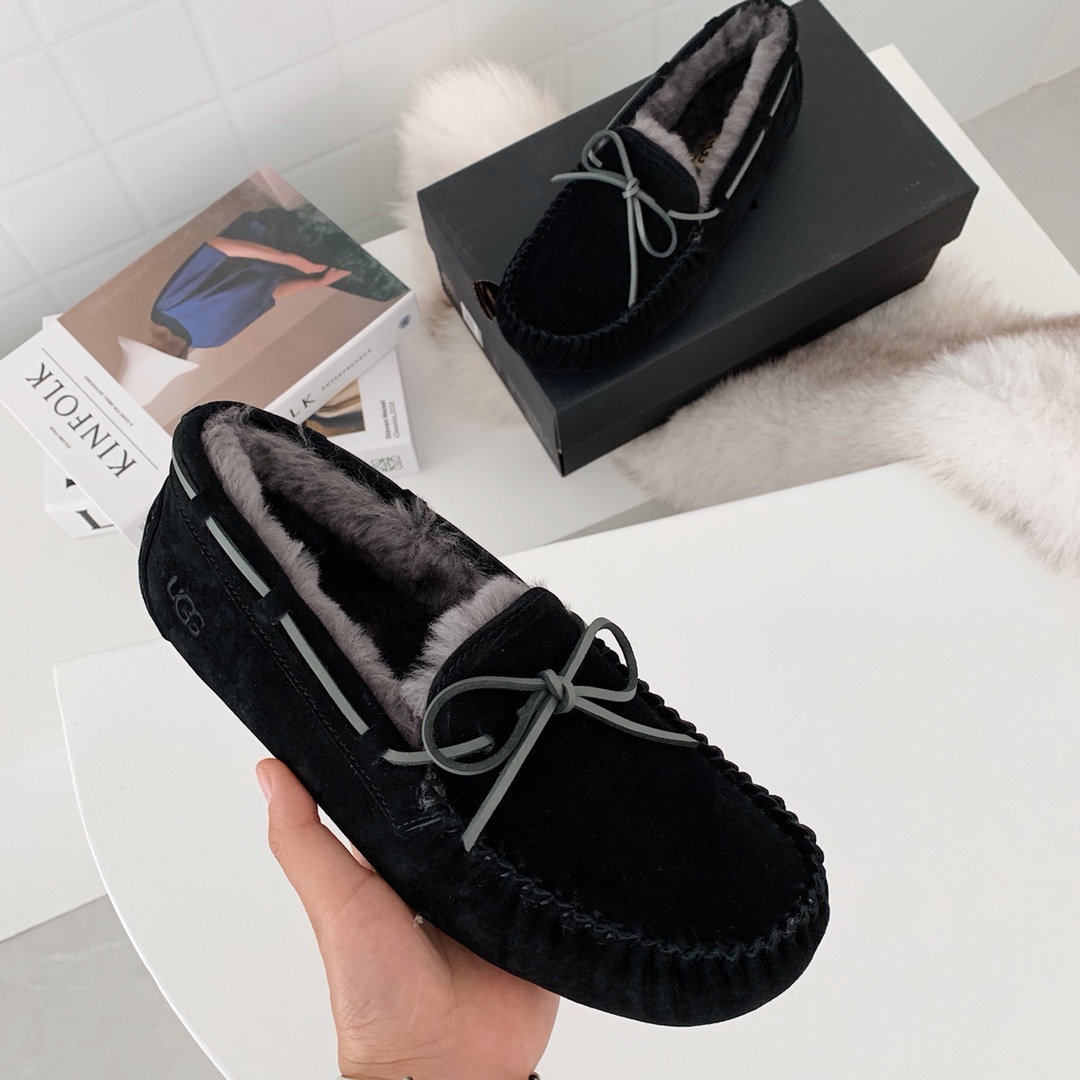 🔥双12特惠🔥 特价 原xx 【UGG】🔥型号3390ugg男款豆豆鞋！猪巴戈材质➕真羊毛男士🚹们秋冬首选每年必穿的经典款保暖舒适！开车轻巧方便👍颜色：黑色。巧色。栗色。灰色 码数39-44