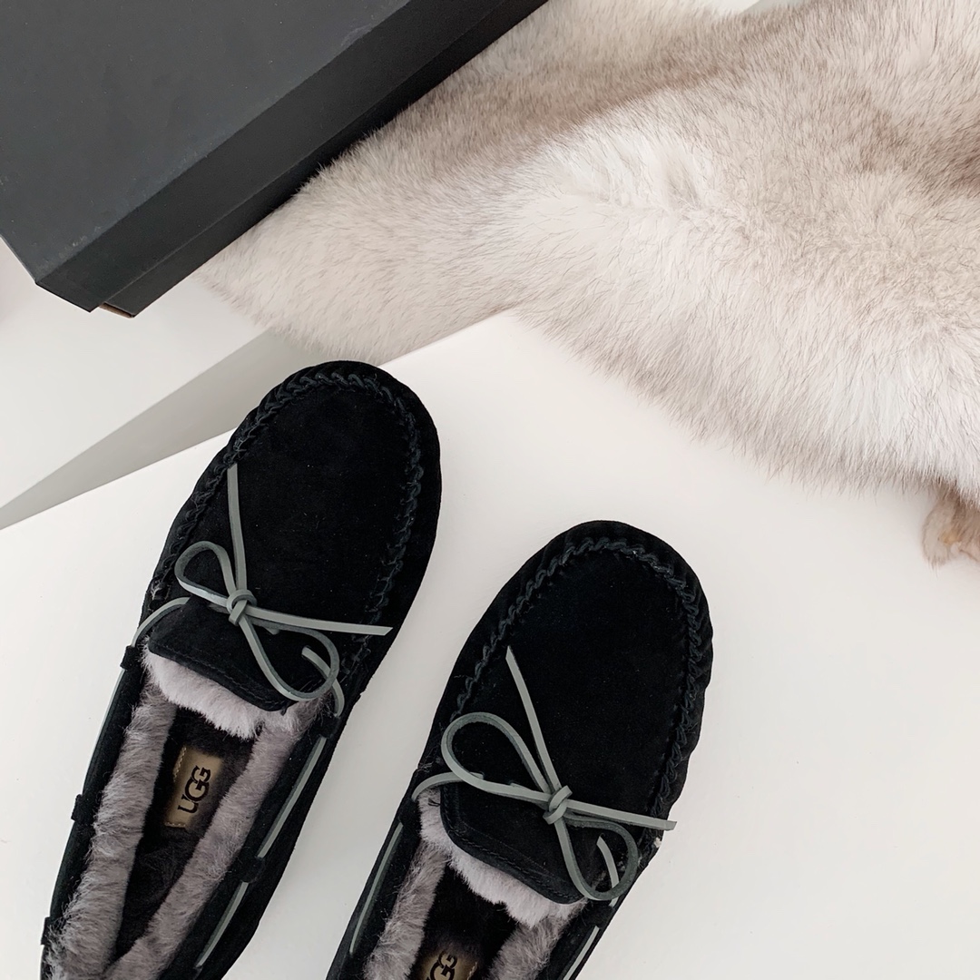 🔥双12特惠🔥 特价 原xx 【UGG】🔥型号3390ugg男款豆豆鞋！猪巴戈材质➕真羊毛男士🚹们秋冬首选每年必穿的经典款保暖舒适！开车轻巧方便👍颜色：黑色。巧色。栗色。灰色 码数39-44