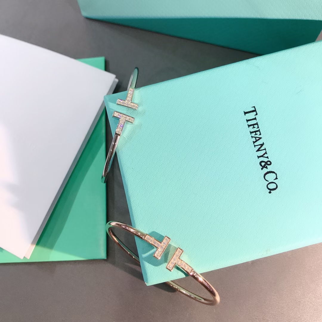 NO:102306,Double T diamond bracelet The T-shaped design is simple and pure, expressing the straightforward and independent spirit of this era; Double T also represents a romantic encounter with him, and meet the best TA in the most beautiful years. Tiffany bracelet, tiffany, bracelet19860909双T钻石手镯 T字形设计简约纯粹,表达这个时代里率真的独立精神；双T又代表与TA的浪漫邂逅,在最美的年华遇见最好的TA.,蒂芙尼手镯,tiffany,bracelet,Jewelry