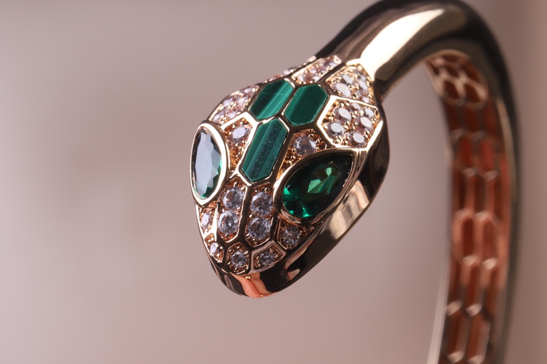 Bvlgari 天然孔雀石 高级精品 宝格丽蛇手镯 BVLGARI 火爆 内圈完美镂空、 网底 真金电镀、形态栩栩如生 手镯 logo 金版包装