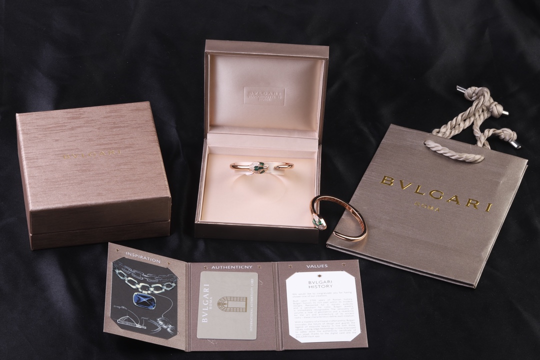 Bvlgari 天然孔雀石 高级精品 宝格丽蛇手镯 BVLGARI 火爆 内圈完美镂空、 网底 真金电镀、形态栩栩如生 手镯 logo 金版包装