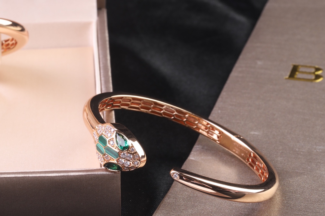 Bvlgari 天然孔雀石 高级精品 宝格丽蛇手镯 BVLGARI 火爆 内圈完美镂空、 网底 真金电镀、形态栩栩如生 手镯 logo 金版包装