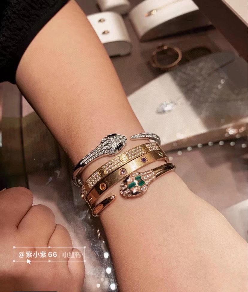 Bvlgari 天然孔雀石 高级精品 宝格丽蛇手镯 BVLGARI 火爆 内圈完美镂空、 网底 真金电镀、形态栩栩如生 手镯 logo 金版包装