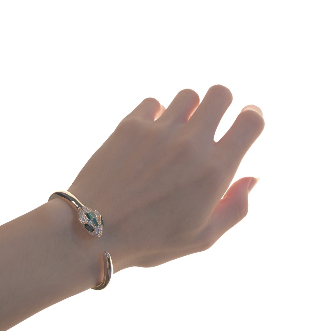 Bvlgari 天然孔雀石 高级精品 宝格丽蛇手镯 BVLGARI 火爆 内圈完美镂空、 网底 真金电镀、形态栩栩如生 手镯 logo 金版包装