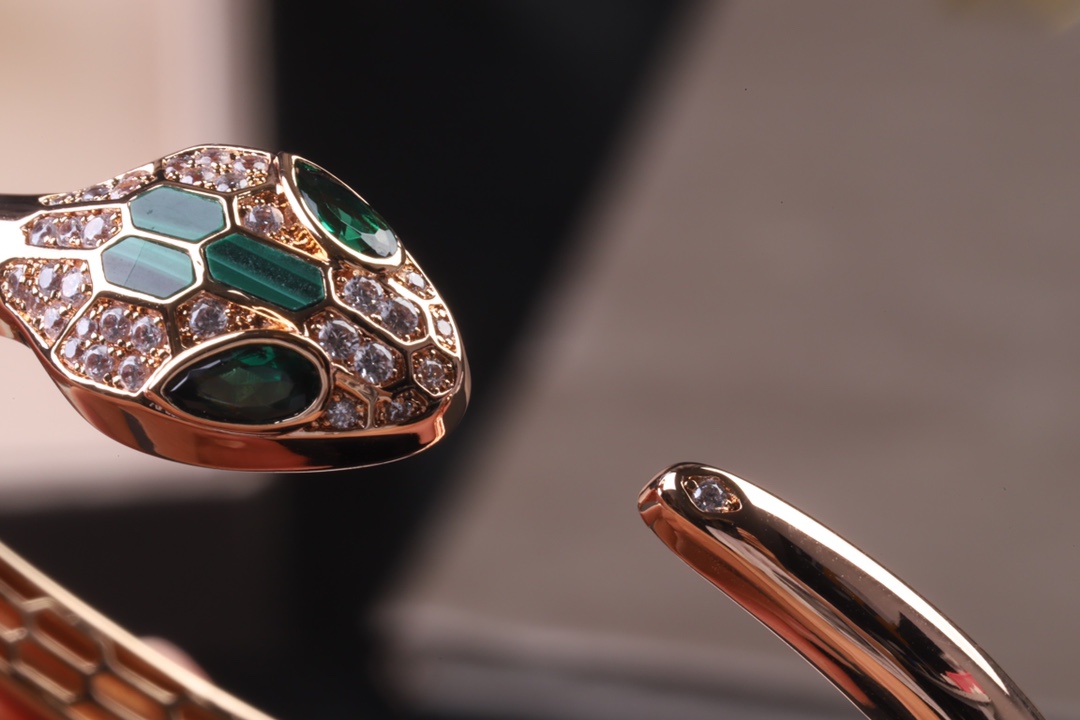 Bvlgari 天然孔雀石 高级精品 宝格丽蛇手镯 BVLGARI 火爆 内圈完美镂空、 网底 真金电镀、形态栩栩如生 手镯 logo 金版包装