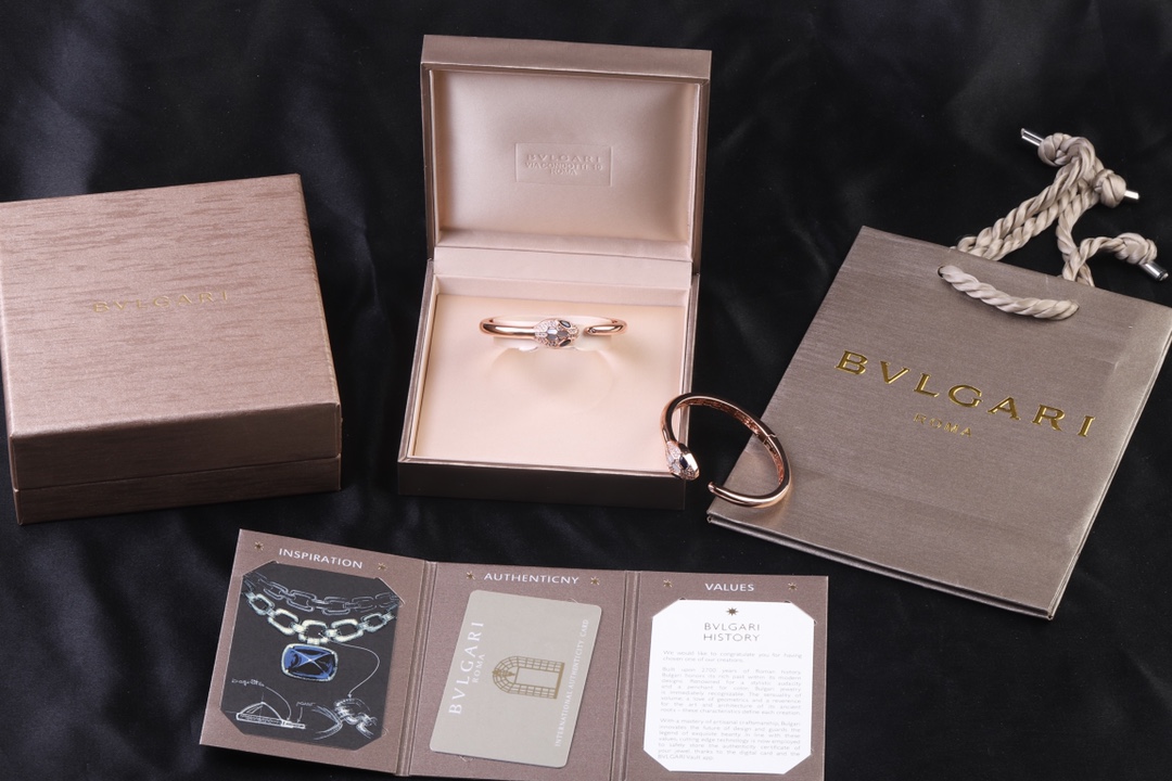 Bvlgari 高级白贝母 高级精品 宝格丽蛇手镯 BVLGARI 火爆 内圈完美镂空、 网底 真金电镀、形态栩栩如生 手镯 logo 金版包装