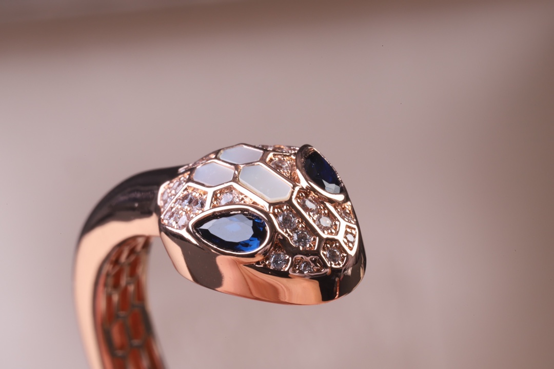 Bvlgari 高级白贝母 高级精品 宝格丽蛇手镯 BVLGARI 火爆 内圈完美镂空、 网底 真金电镀、形态栩栩如生 手镯 logo 金版包装