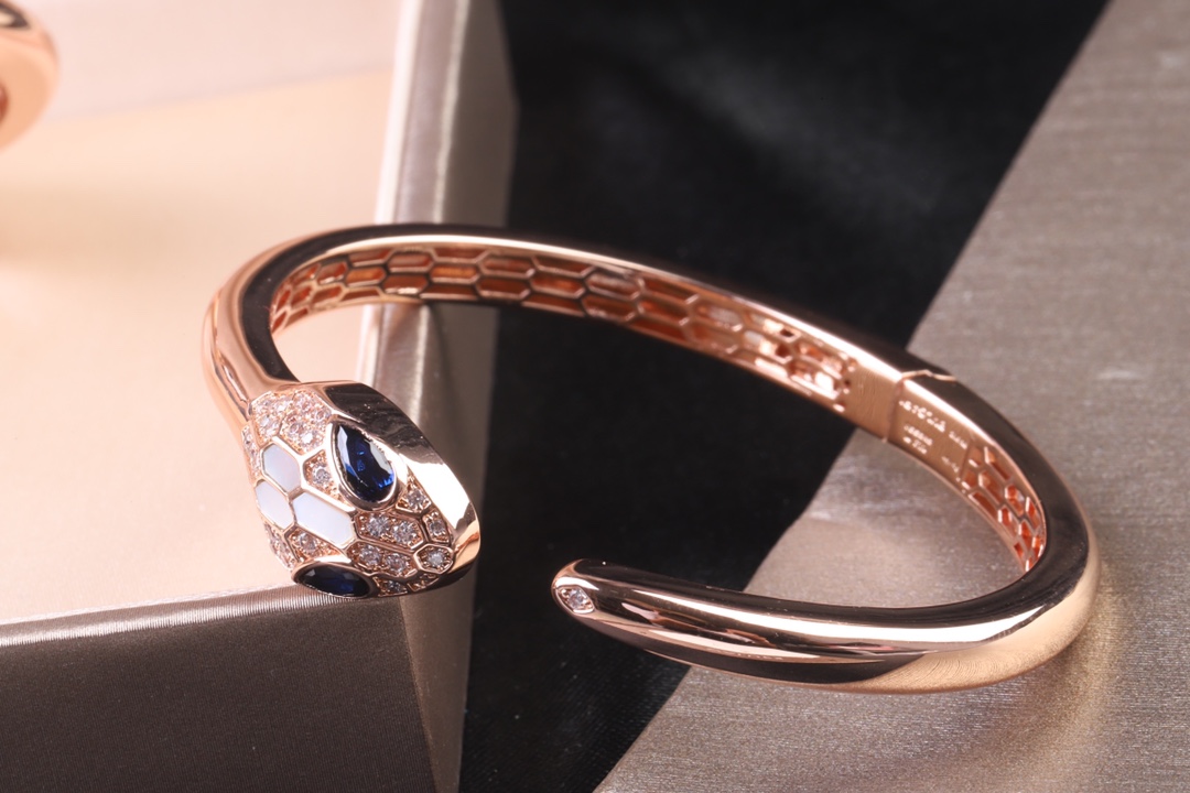 Bvlgari 高级白贝母 高级精品 宝格丽蛇手镯 BVLGARI 火爆 内圈完美镂空、 网底 真金电镀、形态栩栩如生 手镯 logo 金版包装
