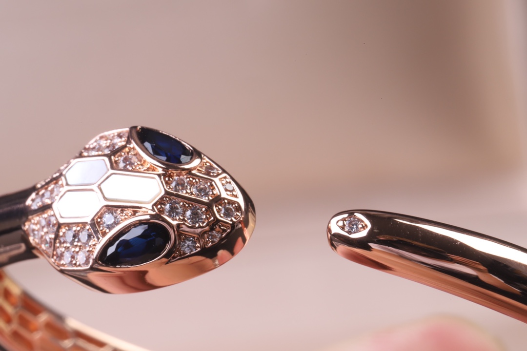 Bvlgari 高级白贝母 高级精品 宝格丽蛇手镯 BVLGARI 火爆 内圈完美镂空、 网底 真金电镀、形态栩栩如生 手镯 logo 金版包装