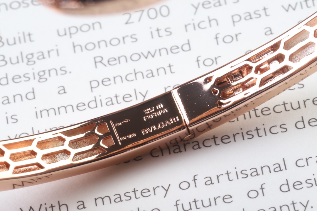 Bvlgari 高级白贝母 高级精品 宝格丽蛇手镯 BVLGARI 火爆 内圈完美镂空、 网底 真金电镀、形态栩栩如生 手镯 logo 金版包装