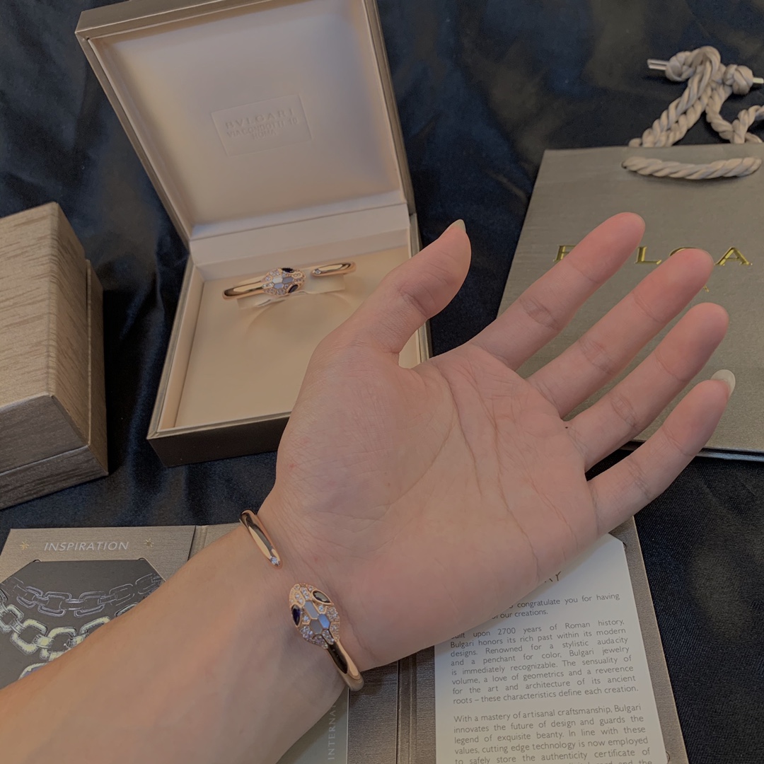 Bvlgari 高级白贝母 高级精品 宝格丽蛇手镯 BVLGARI 火爆 内圈完美镂空、 网底 真金电镀、形态栩栩如生 手镯 logo 金版包装