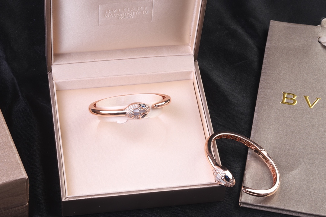 Bvlgari 高级白贝母 高级精品 宝格丽蛇手镯 BVLGARI 火爆 内圈完美镂空、 网底 真金电镀、形态栩栩如生 手镯 logo 金版包装