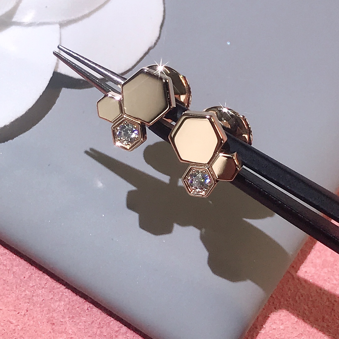 NO:688873,CHAUME #Bee my love honeycomb earrings, purchase z development supports any comparison. The whole product is pure CNC carving, the water chestnuts are three-dimensional and clean. The diamond hands are micro-inlaid, no diamonds will fall off, and there will be no black background, super shiny. The lettering and steel seal are complete and clear, and the ear pins are also finely carved. The texture is super good, available in stock in white gold and champagne gold 88200, chaumet, Cartier high-end jewelry19860909CHAUME#Bee my love 蜂巢耳钉,购z开发支持任意对比 整件产品都纯CNC精雕,菱角立体干净 钻手微镶嵌,不掉钻更不会黑底,超级闪 字印钢印复刻齐全清晰,耳针也是精雕的 质感超级好,现货有白金色和香槟金色88200,,chaumet,卡迪亚高端饰品,Jewelry