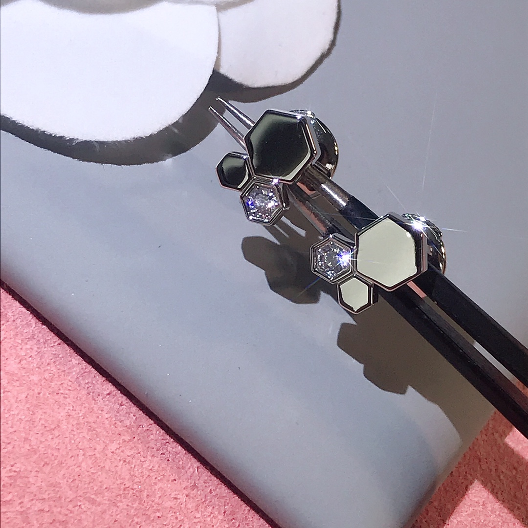 NO:688871,CHAUME #Bee my love honeycomb earrings, purchase z development supports any comparison. The whole product is pure CNC carving, the water chestnuts are three-dimensional and clean. The diamond hands are micro-inlaid, no diamonds will fall off, and there will be no black background. It is super shiny. The lettering and steel seal are completely and clearly reproduced, and the ear pins are also exquisitely carved. The texture is super good, available in stock in platinum and champagne gold, 88200, chaumet, Cartier high-end jewelry19860909CHAUME#Bee my love 蜂巢耳钉,购z开发支持任意对比 整件产品都纯CNC精雕,菱角立体干净 钻手微镶嵌,不掉钻更不会黑底,超级闪 字印钢印复刻齐全清晰,耳针也是精雕的 质感超级好,现货有白金色和香槟金色,88200,,chaumet,卡迪亚高端饰品,Jewelry