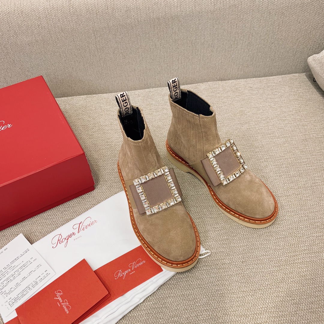 NO:533966,【RV】The most beautiful and popular Chelsea Martin boots 'Rice Apricot Suede Diamond Buckle' The highest version of the love-sighted style is specially customized from abroad, and the market is basically white beige. There is also Beijing SKP limited coffee color. The most popular this year is this handsome color. This short boot can be used to control any style, sweet or salty. Upper·Imported tire beef patent leather/open-edge bead cowhide/high mercerized beef velvet Inner footsteps imported mixed lambskin buckle head·Swarovski rhinestone +k gold electroplating Outsole·Real leather edge strip +EVA high density foaming sole 3.5cm Heel height 35-39 (34, 40, 41 customization without return) P, boots, boots, cowhide, sheepskin, chamois leather19860909【RV】最美火爆切尔西马丁靴 「米杏麂皮钻扣」 最高版本一见钟情的款式这种面料是国外专门定做回来的,市面基本都是常见偏白的米色.还有北京skp限定咖啡色,今年流行的基本就是这种帅帅的颜色系这款短靴能驾驭任何风格可甜可咸 鞋面·进口胎牛漆皮/开边珠牛皮/高丝光牛绒 内里垫脚进口混种小羊皮 扣头·施华洛水钻+k金电镀 大底·真皮沿条+EVA高密度发泡大底 跟高3.5cm 尺码35-39（34、40、41定制不退换） P,靴子,boots,cowhide,sheepskin,chamois leather,Women's Shoes