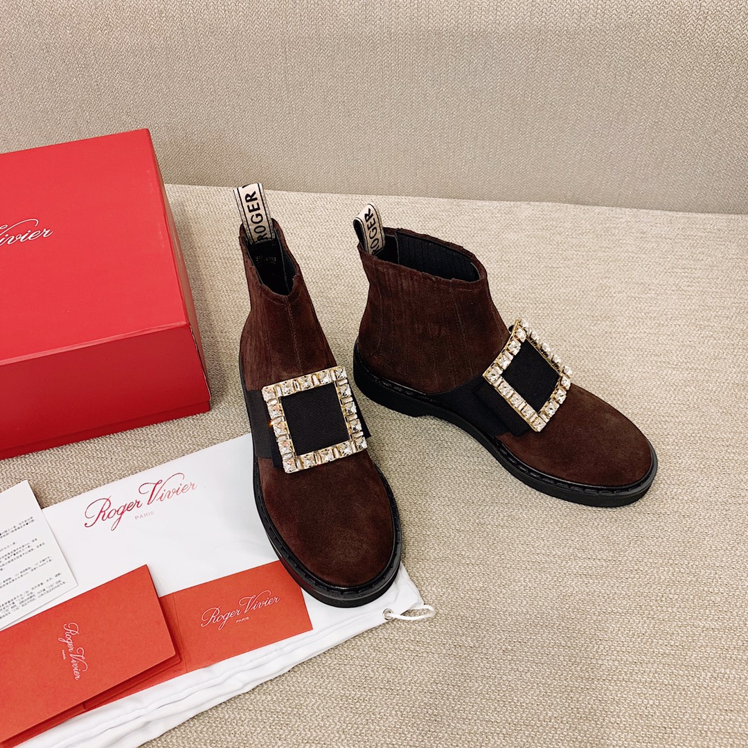 Roger Vivier Viv' Podium 粗跟短靴 Viv' Choc饰扣 梯形跟 圆版羊绒/皱牛皮 气场全开