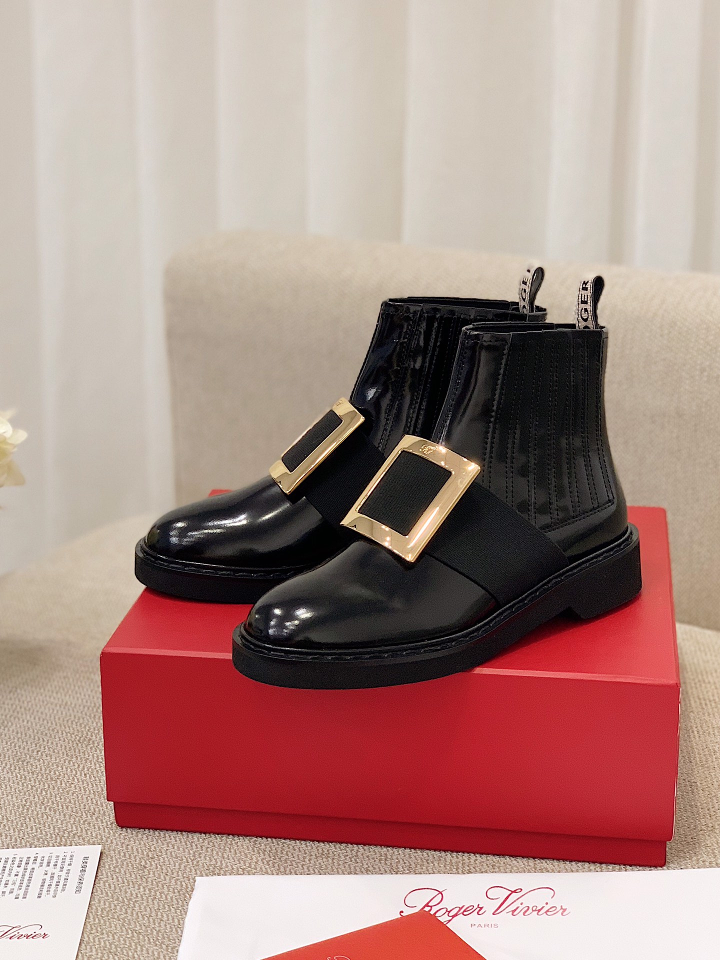 NO:533980,【RV】The most beautiful and popular Chelsea Martin boots 'Black open-edge beaded copper buckle' The highest version of this short boot can be used to handle any style sweet or salty Upper·Imported tire beef patent leather/open-edge beaded cowhide/high mercerized beef velvet Inner footbed imported mixed lambskin buckle head·Swarovski rhinestone + k gold electroplating Outsole·Real leather edge strip + EVA high density foamed sole Heel height 3.5cm Size 35-39 (34, 40, 41 custom-made without return and exchange) Positive size selection P, boots, boots, cowhide, sheepskin19860909【RV】最美火爆切尔西马丁靴 「黑色开边珠铜扣」 最高版本这款短靴能驾驭任何风格可甜可咸 鞋面·进口胎牛漆皮/开边珠牛皮/高丝光牛绒 内里垫脚进口混种小羊皮 扣头·施华洛水钻+k金电镀 大底·真皮沿条+EVA高密度发泡大底 跟高3.5cm 尺码35-39（34、40、41定制不退换）正码选择 P,靴子,boots,cowhide,sheepskin,Women's Shoes