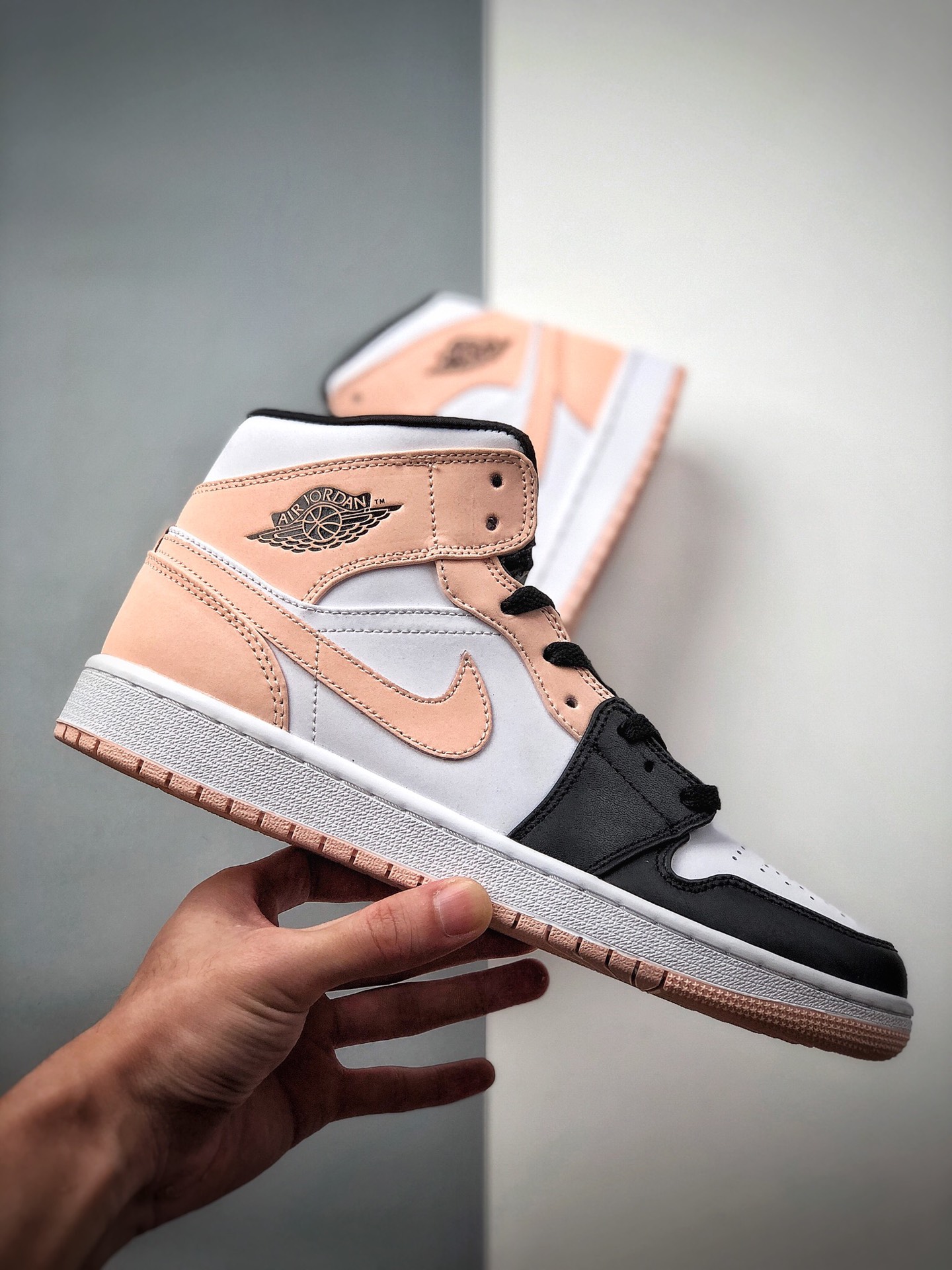 250 Air Jordan 1 Mid“Crimson Tint”透粉 黑脚趾554724-133